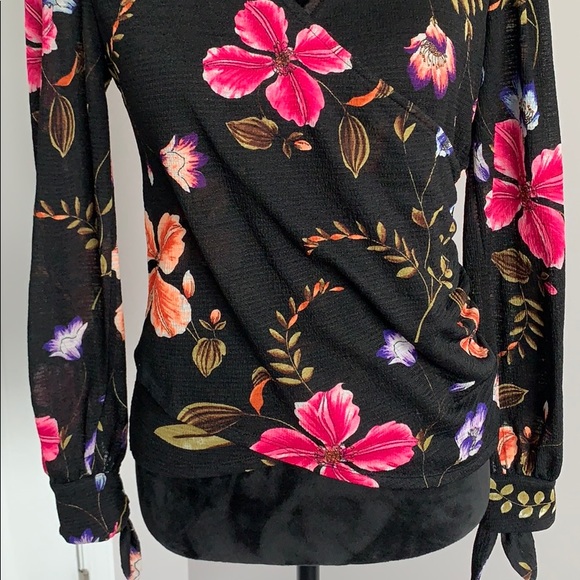 Cute floral Express Top - Picture 2 of 7